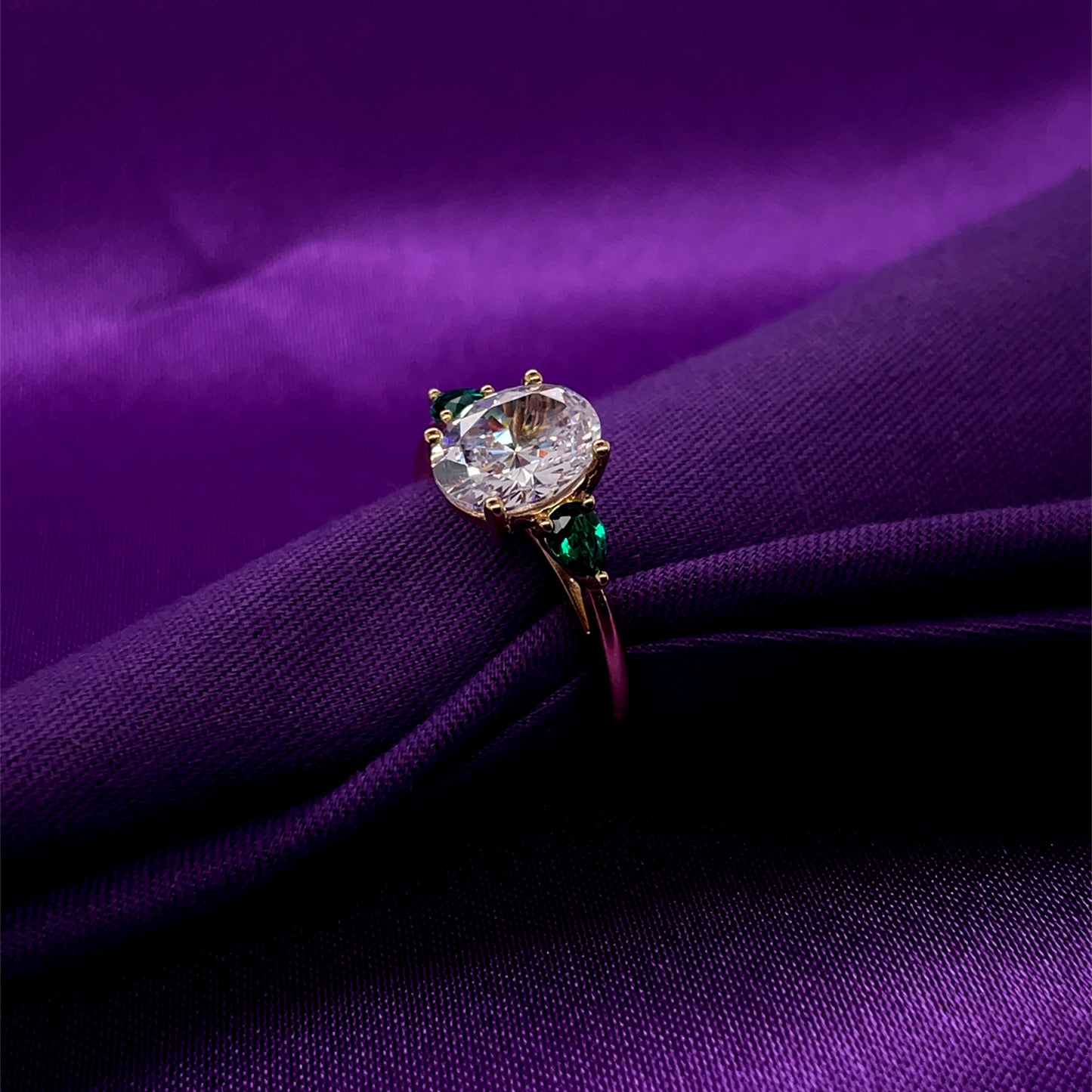 9ct Gold Oval Cz & Created Emerald Ring GRE143
