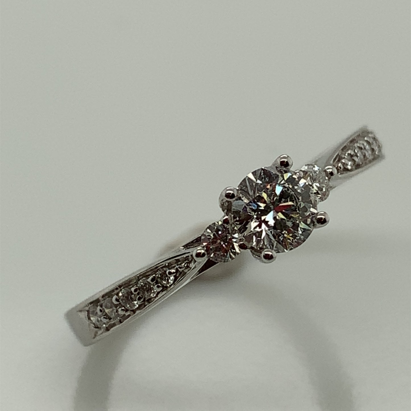9ct White Gold Diamond Solitaire Ring with Side Diamonds Z217