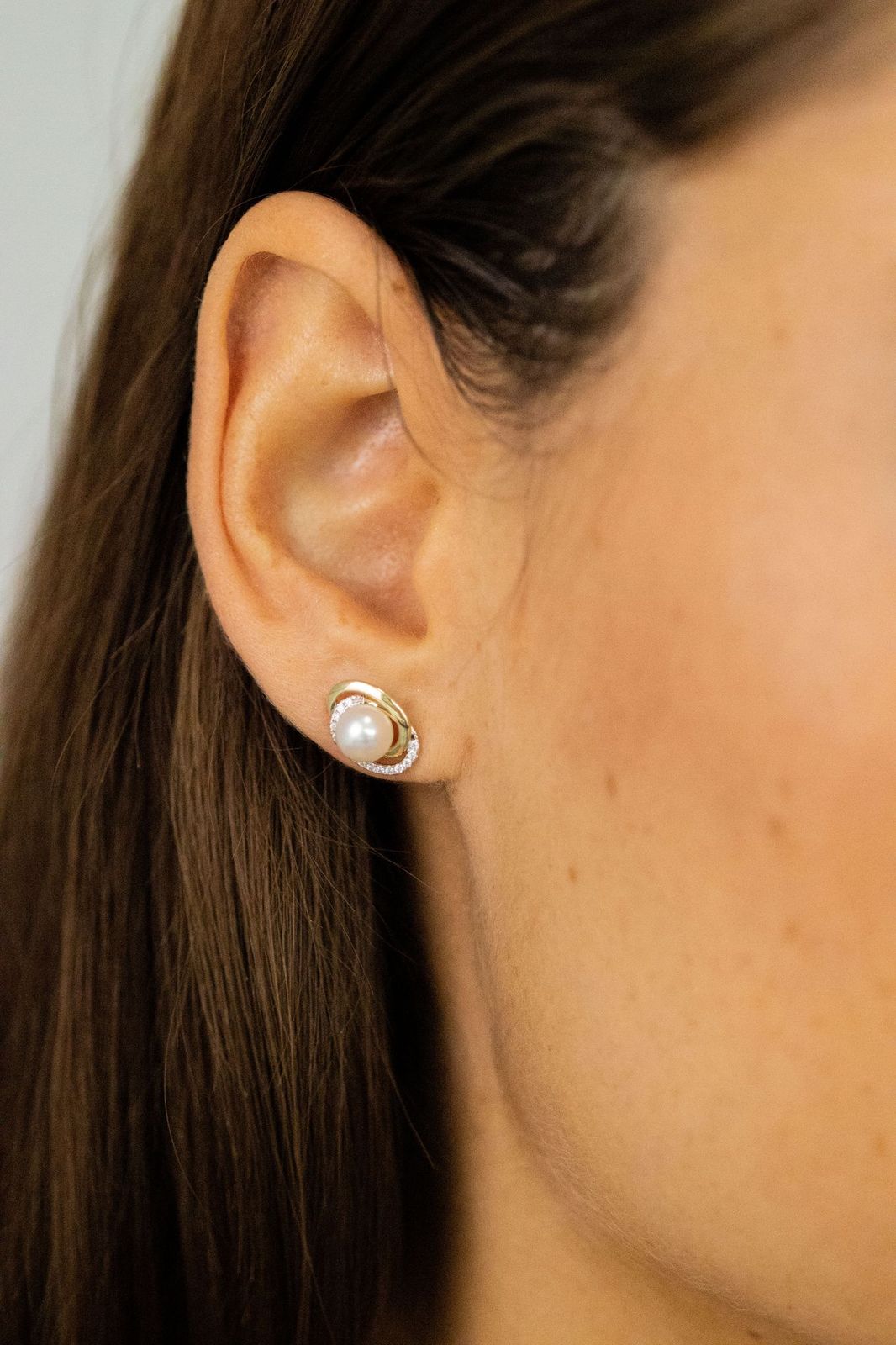 9ct Gold Freshwater Pearl & CZ Swirl Stud Earrings GEP369