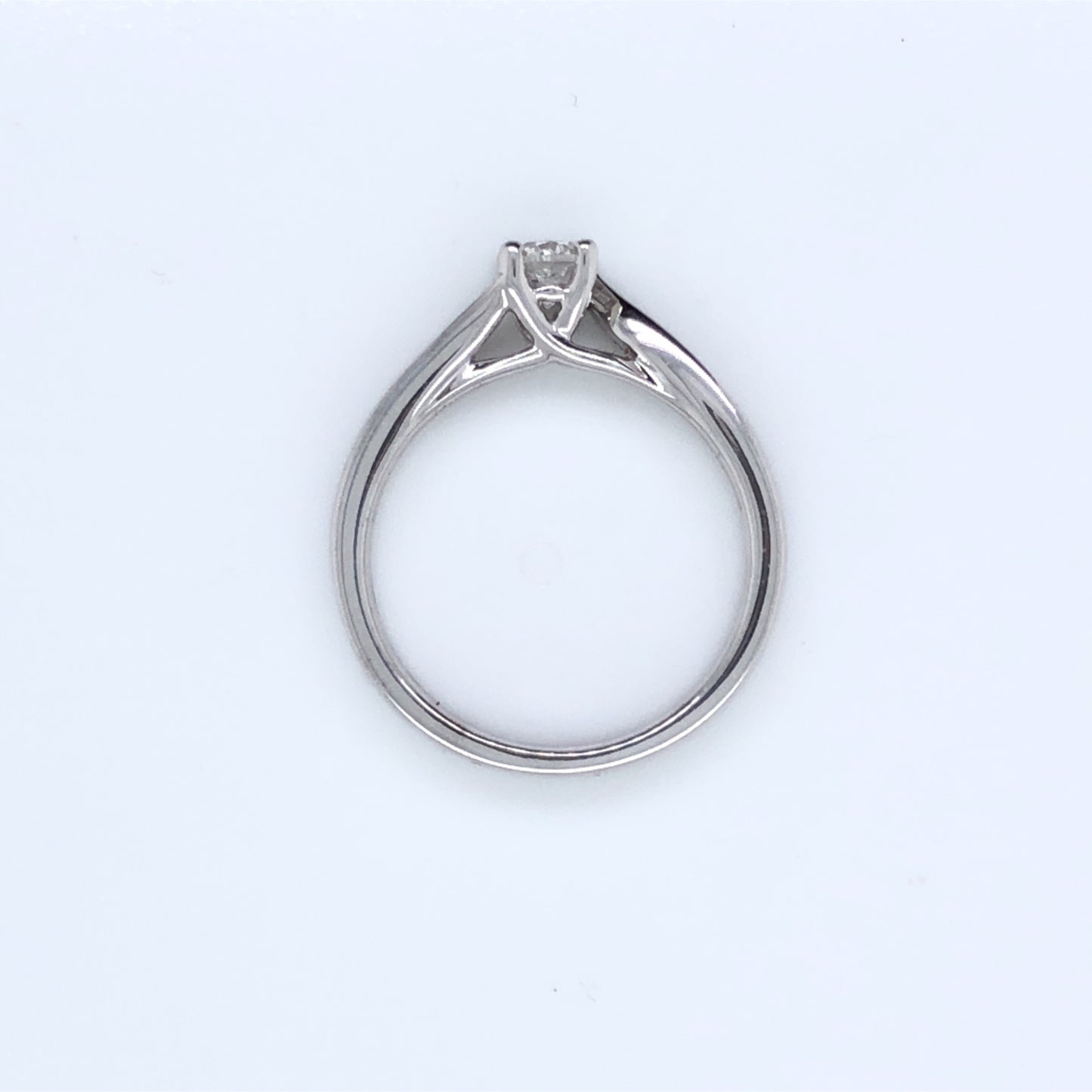 18ct White Gold Diamond 0.58ct Classic Solitaire Channel-set Shoulders Ring Z090