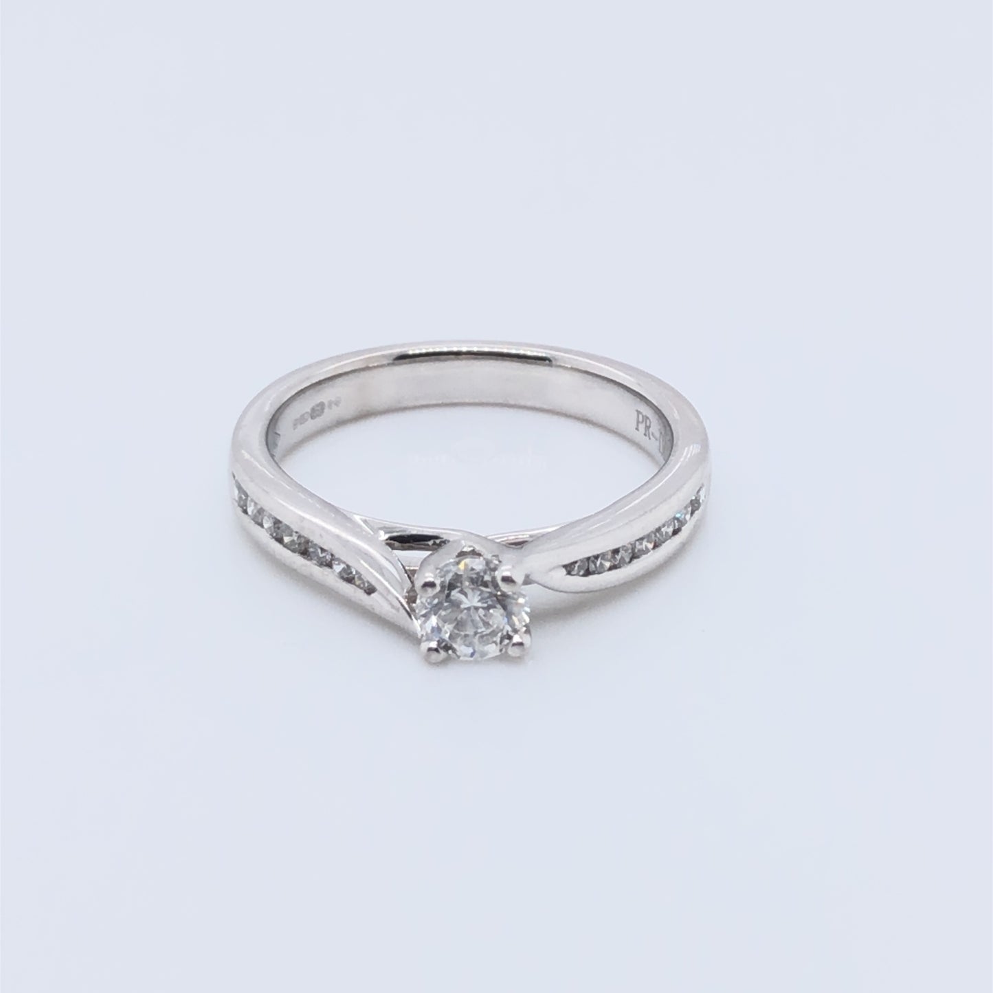 18ct White Gold Diamond 0.58ct Classic Solitaire Channel-set Shoulders Ring Z090