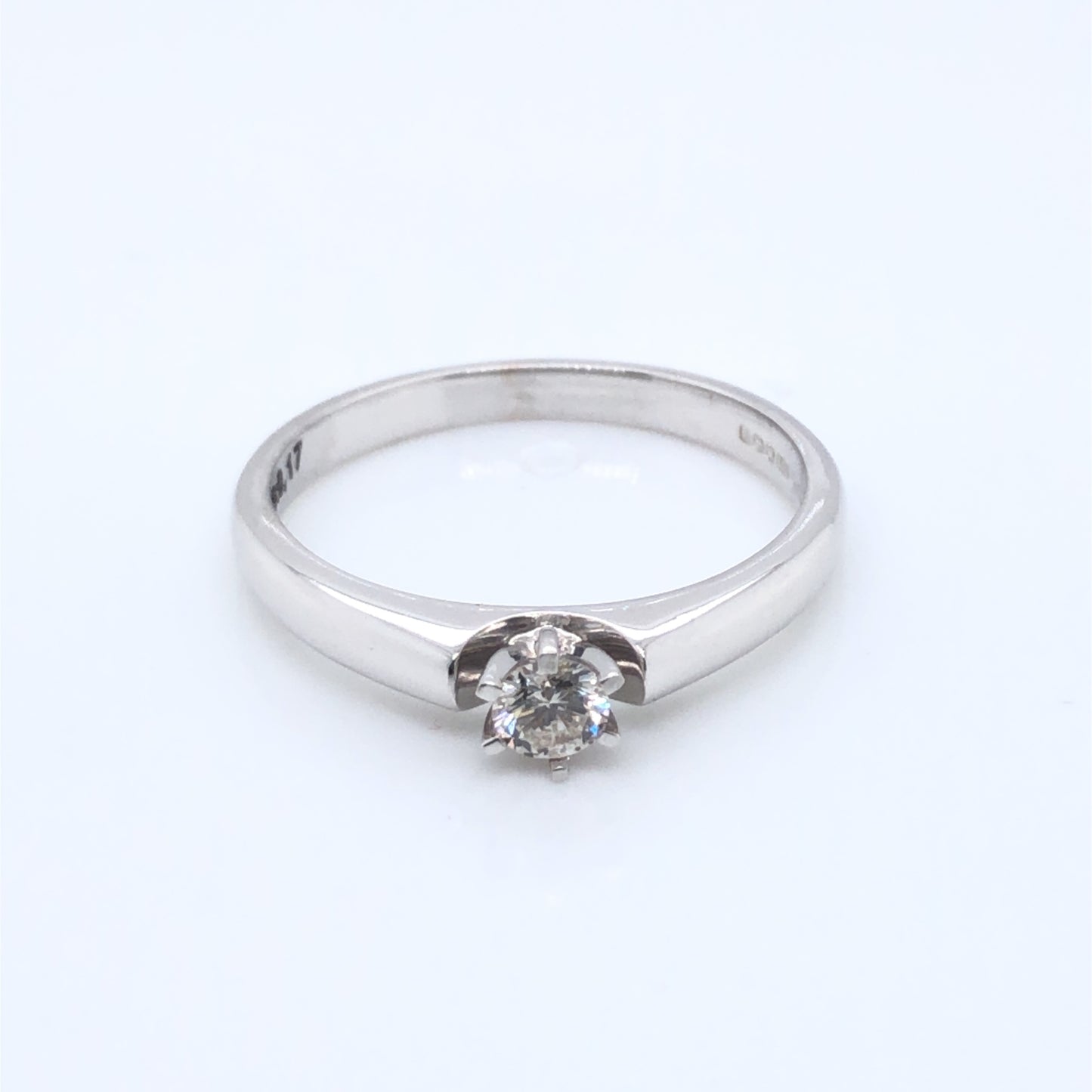 18ct White Gold Diamond Dainty Solitaire Ring Z7/33