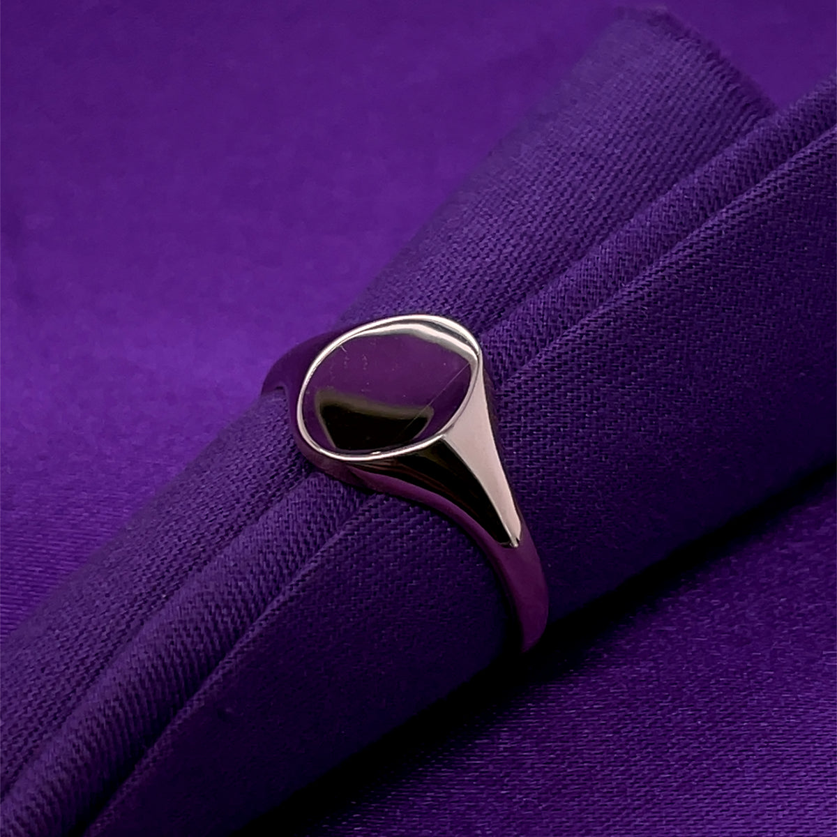 9ct Gold Oval Signet Ring GR536