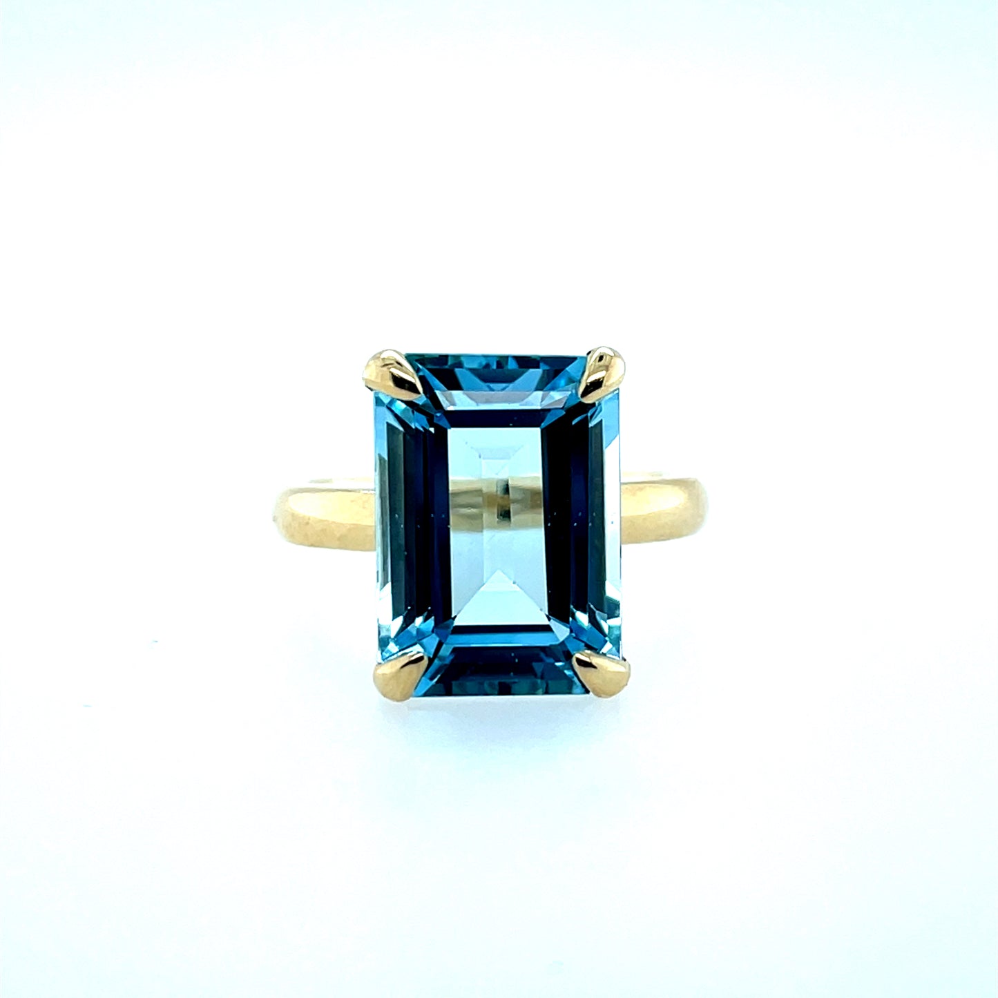 9ct Gold Sky Blue Topaz Cocktail Ring GRX294