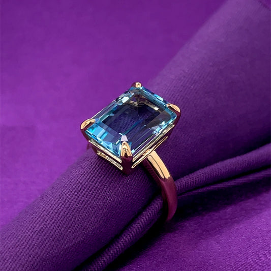 9ct Gold Sky Blue Topaz Cocktail Ring GRX294
