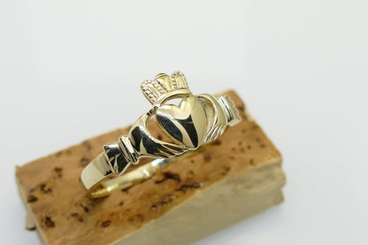 9ct Gold Ladies Light Claddagh Ring CLR11
