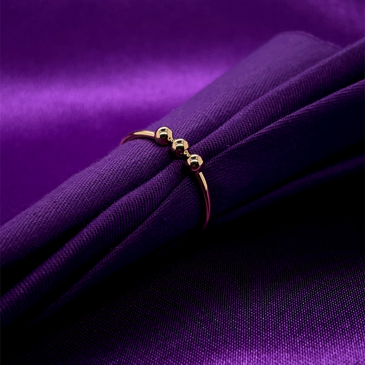 9ct Gold Three Bead Ring GR459