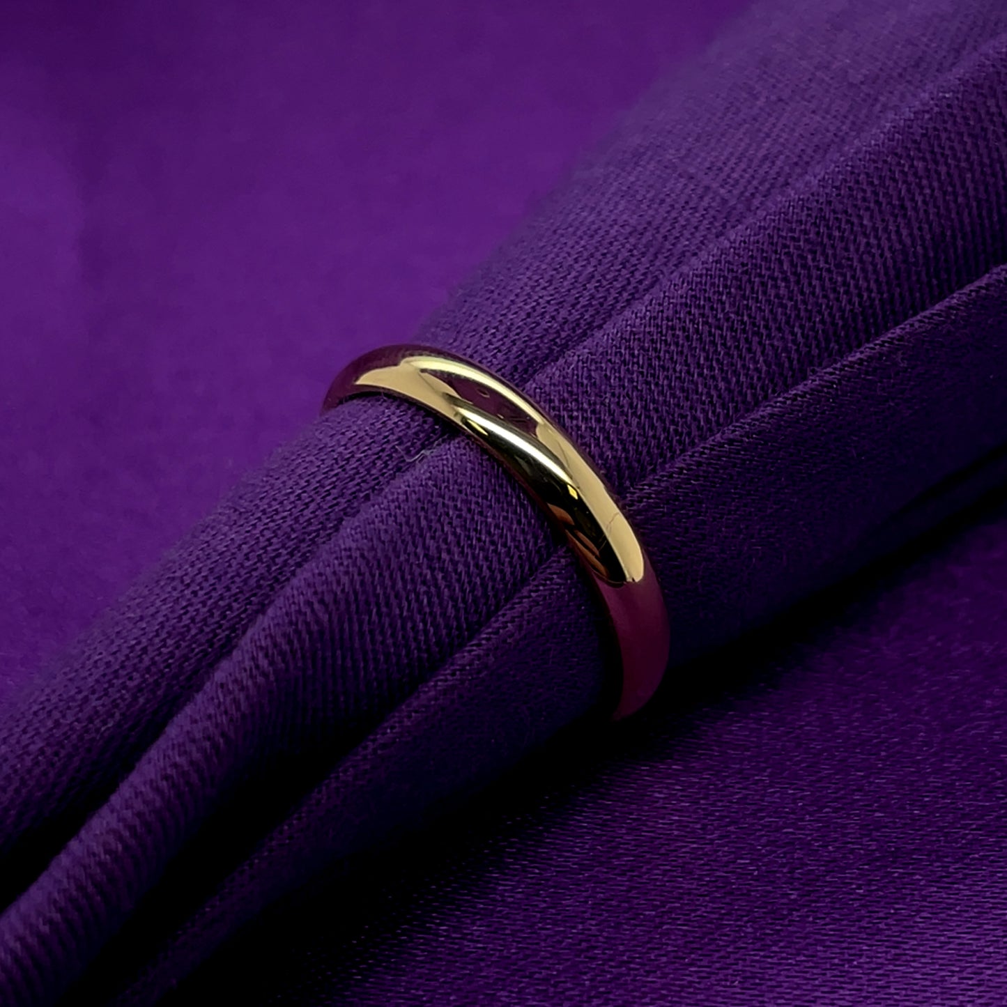 18ct Gold Ladies 3mm Court Wedding Band EW135