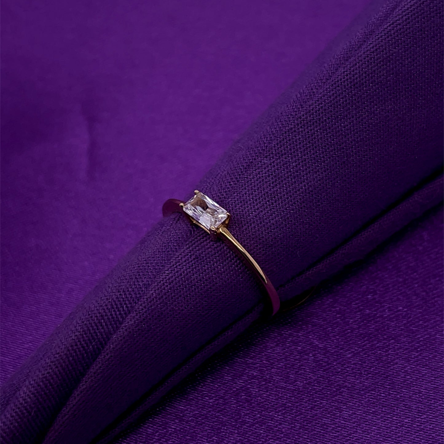 9ct Gold CZ Ring Vogue GRZ342 D
