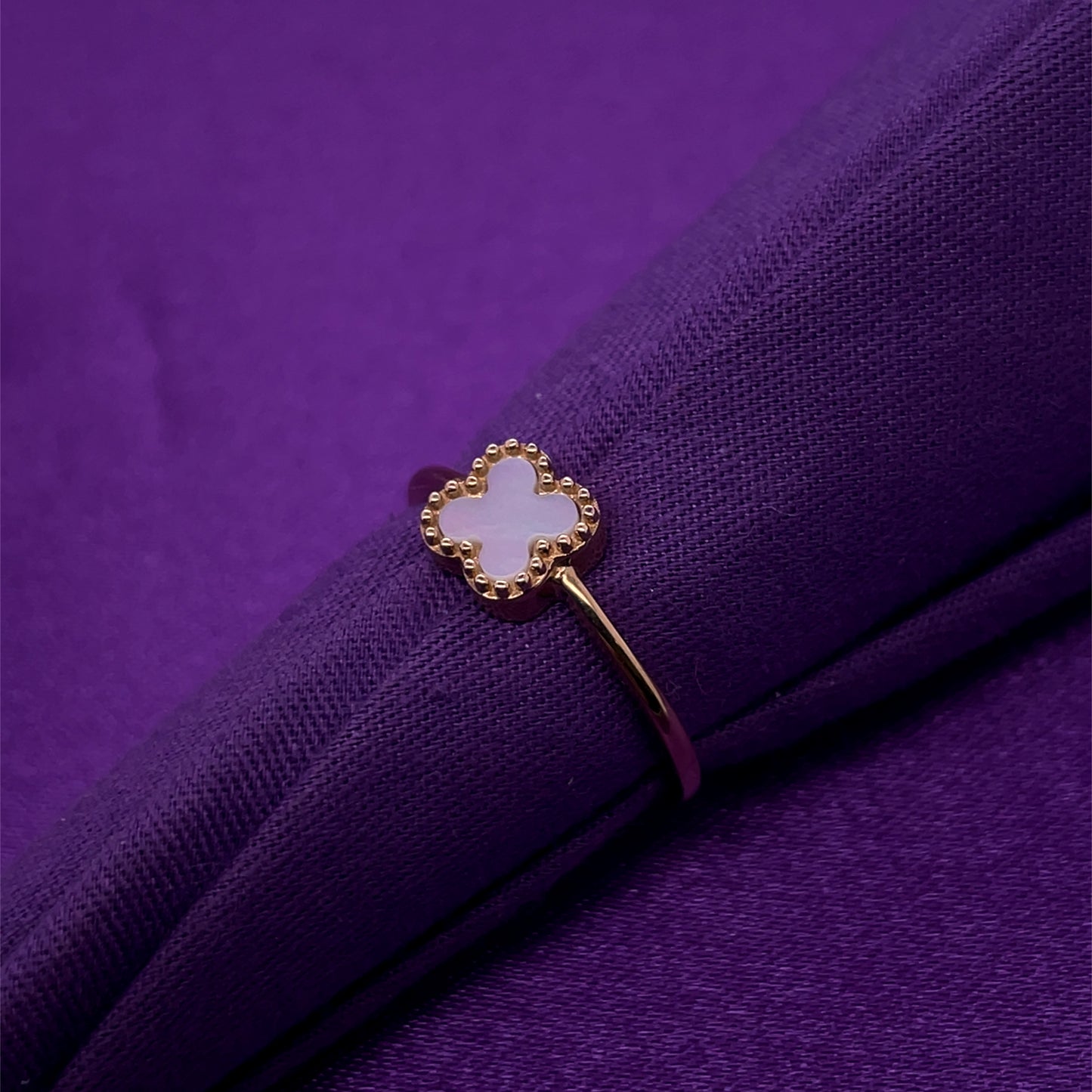 9ct Gold Mother of Pearl Quatrefoil Ring GRX282