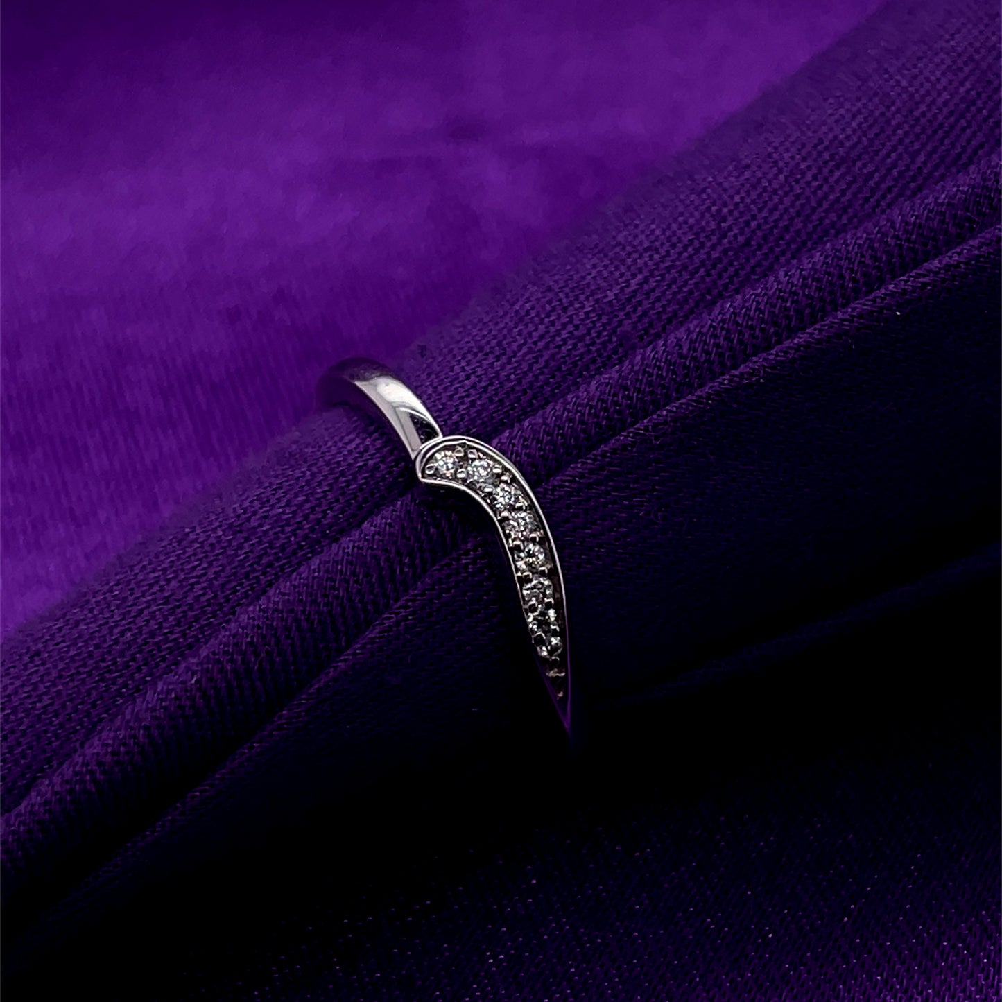 9ct White Gold Diamond Shaped Wedding Band GW187