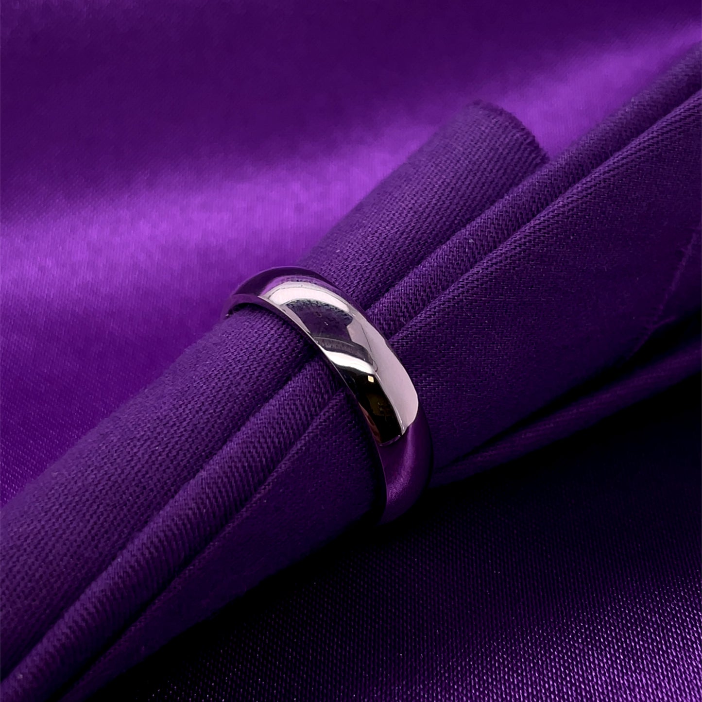 Platinum 600 Men's 5mm Heavy Court Wedding Ring PW020