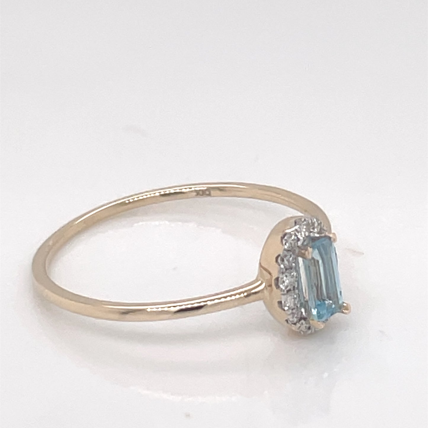 9ct Gold Blue Topaz & Diamond Ring GRX286