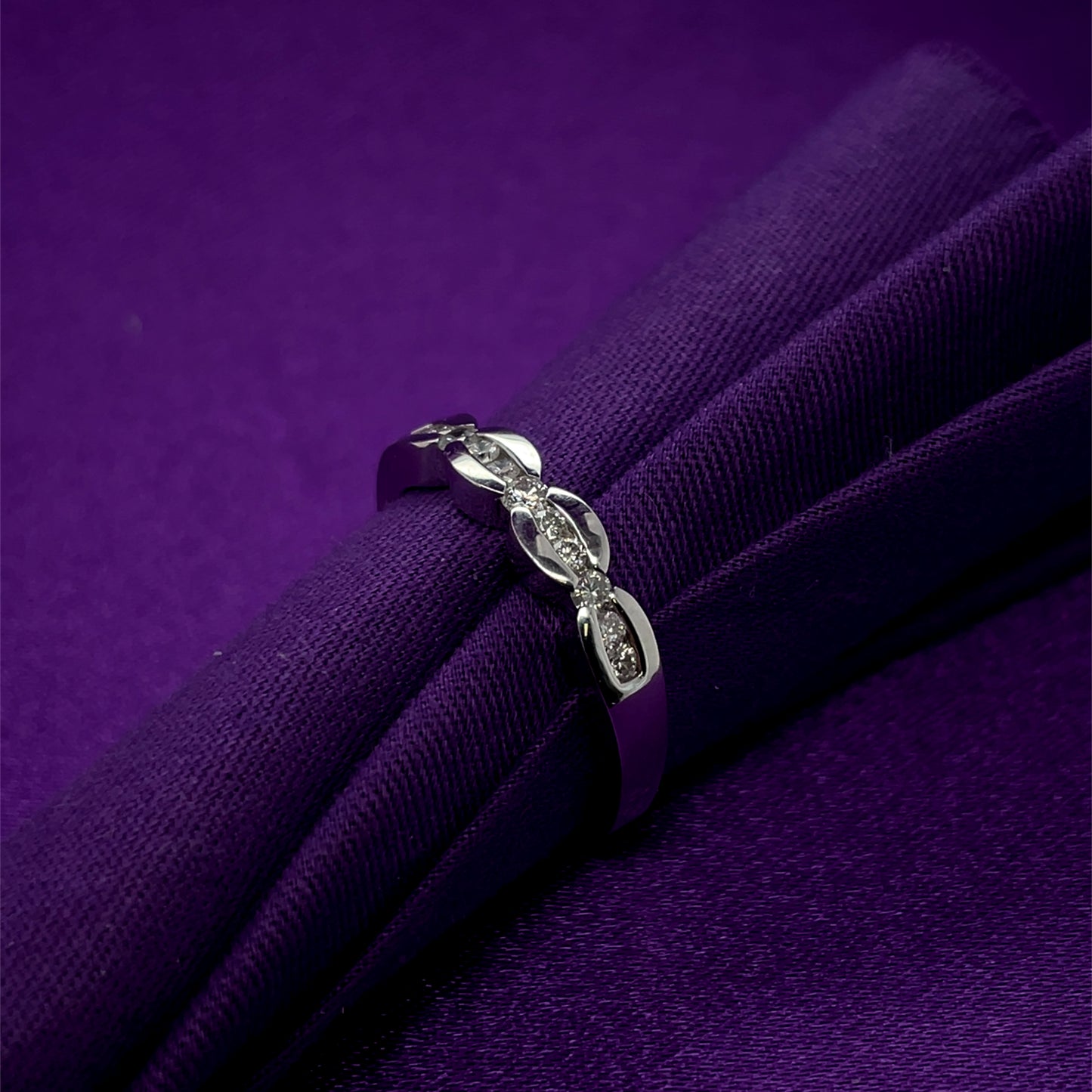 18ct White Gold Diamond 0.27ct Scalloped Eternity Ring X39