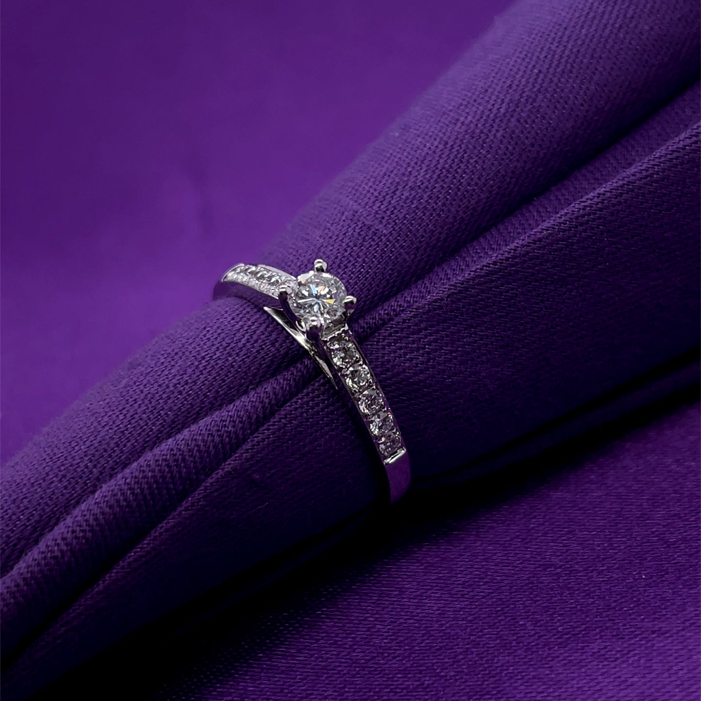 18ct White Gold Diamond Solitaire Ring Z005