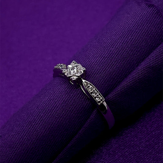 9ct White Gold Diamond Illusion Solitaire 0.10ct Engagement Ring Z058