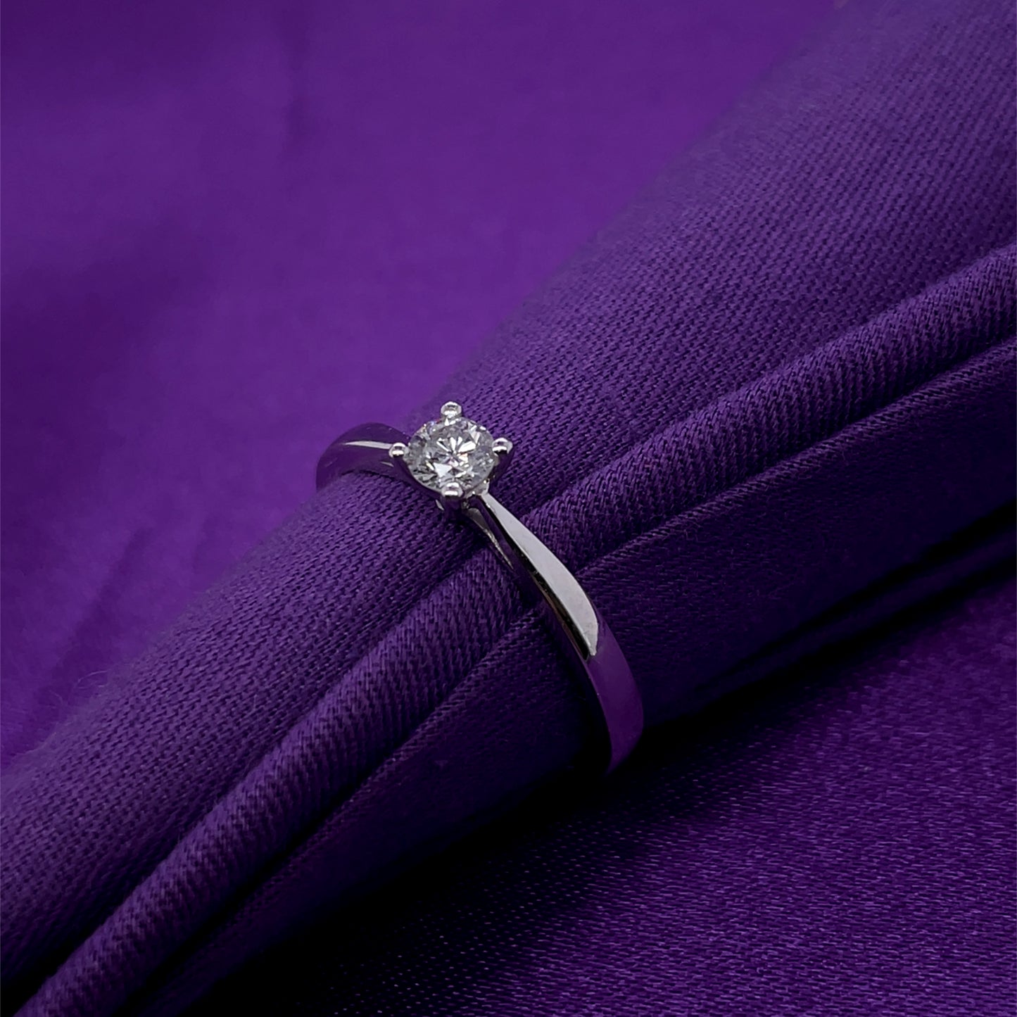18ct White Gold Diamond Classic Solitaire Ring Z11/21