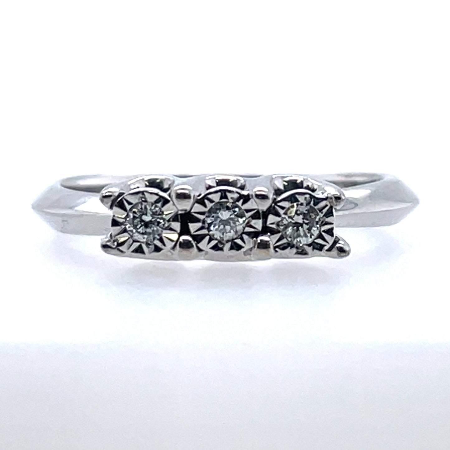 9ct White Gold Diamond Illusion Trilogy Ring Z12/11
