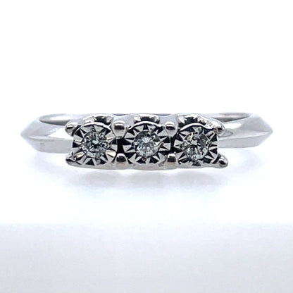 9ct White Gold Diamond Illusion Trilogy Ring Z12/11