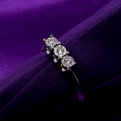 9ct White Gold Diamond Illusion Trilogy Ring Z12/11