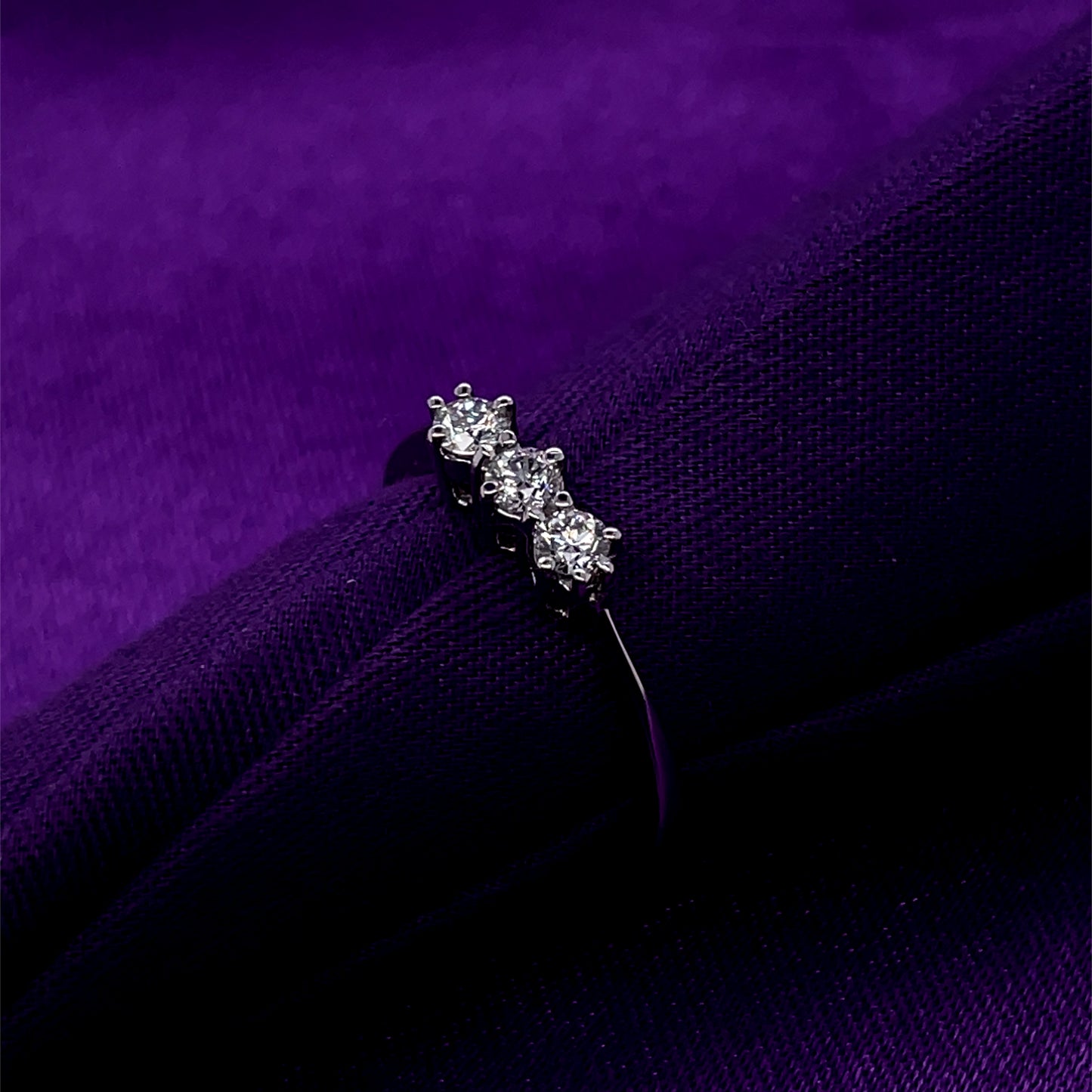 18ct White Gold Diamond 0.25ct Trilogy Ring Z12/32