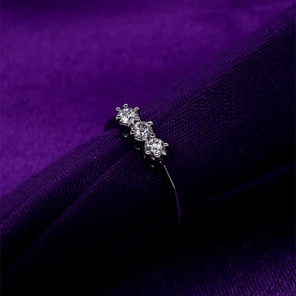 18ct White Gold Diamond 0.25ct Trilogy Ring Z12/32