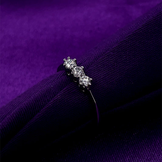 18ct White Gold Diamond 0.25ct Trilogy Ring Z12/32