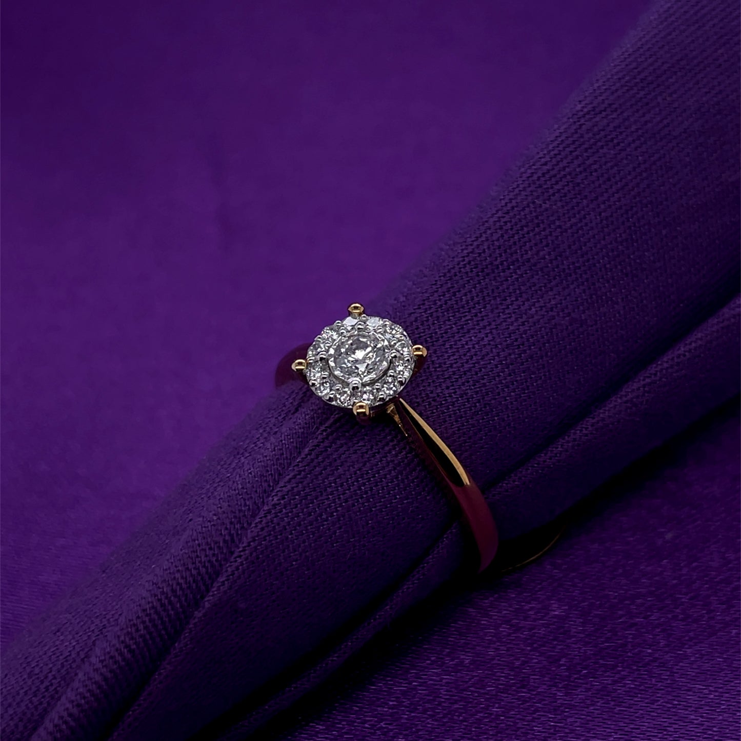 9ct Gold Diamond Round Halo 0.25ct Ring Z121