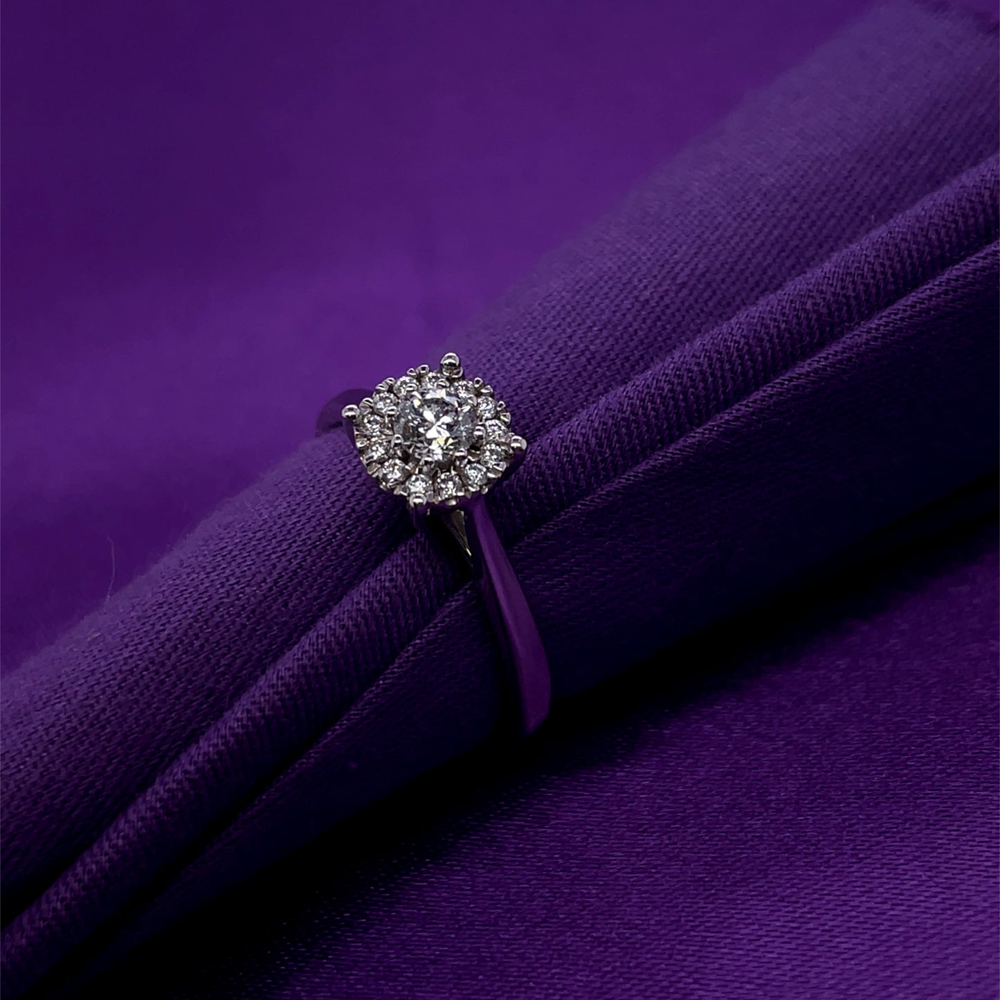9ct White Gold Diamond Illusion Halo 0.30 Ring Z203