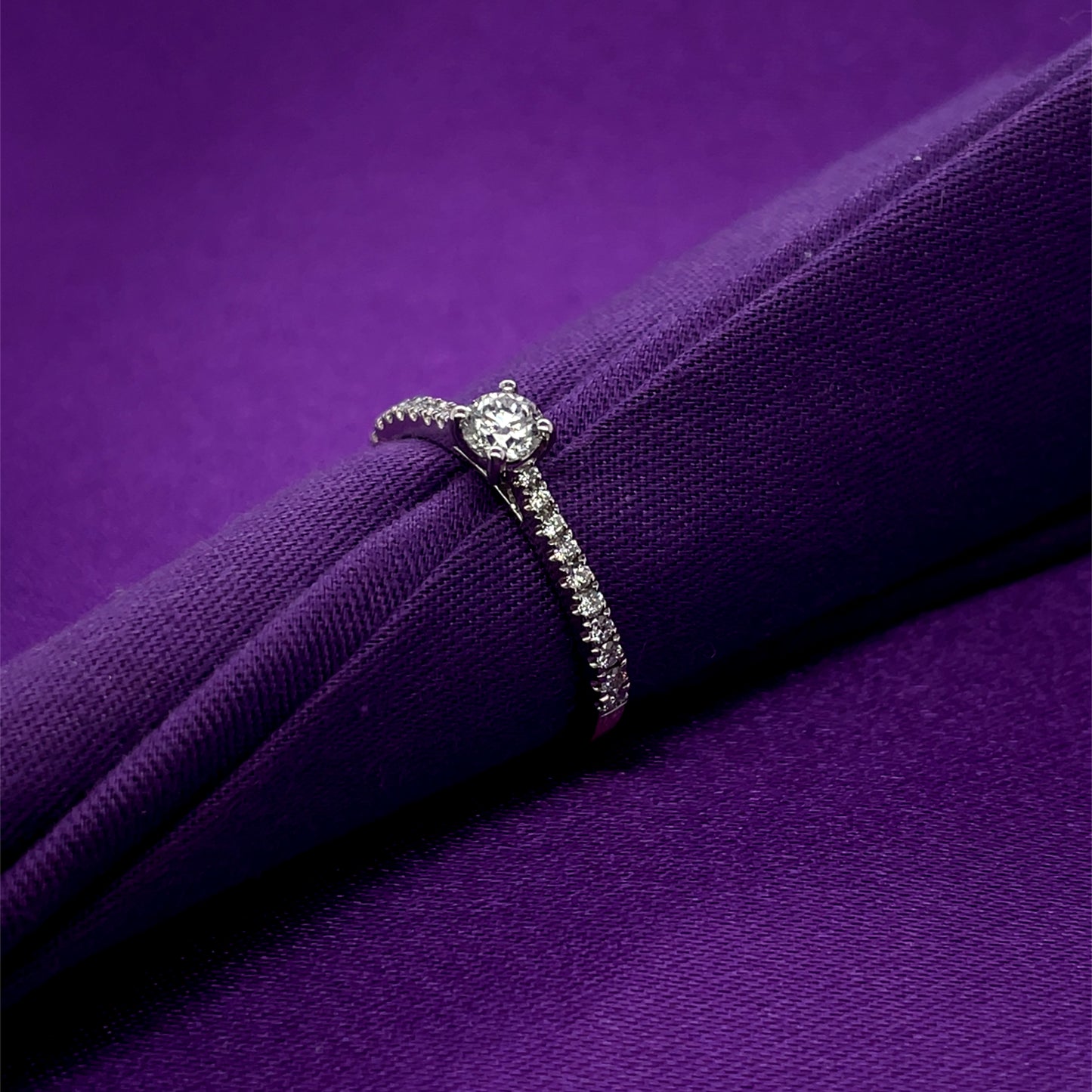 18ct Gold 0.25ct Diamond Solitaire Ring Castel Shoulders Z206