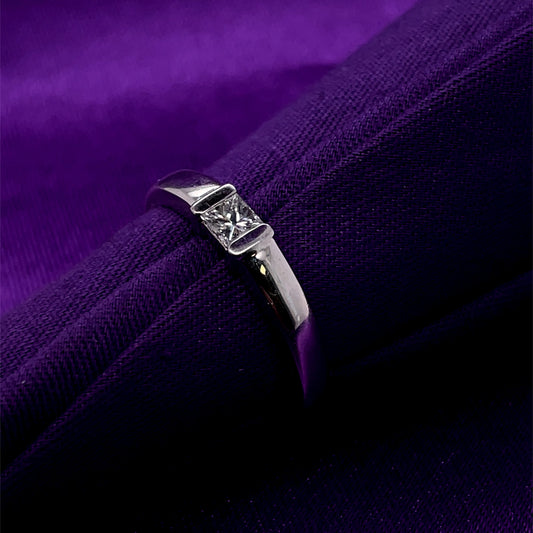 18ct White Gold Princess-Cut Diamond 0.21ct Solitaire Ring Z6/17