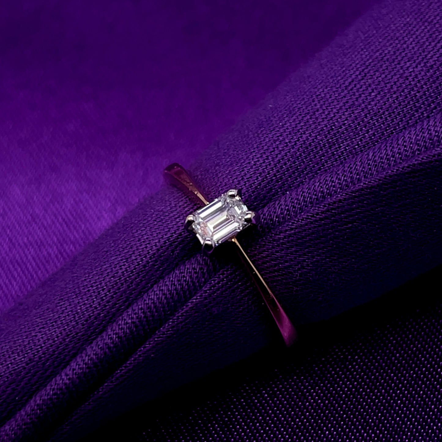 18ct Gold Emerald-cut Diamond Classic Solitaire Ring Z6/21