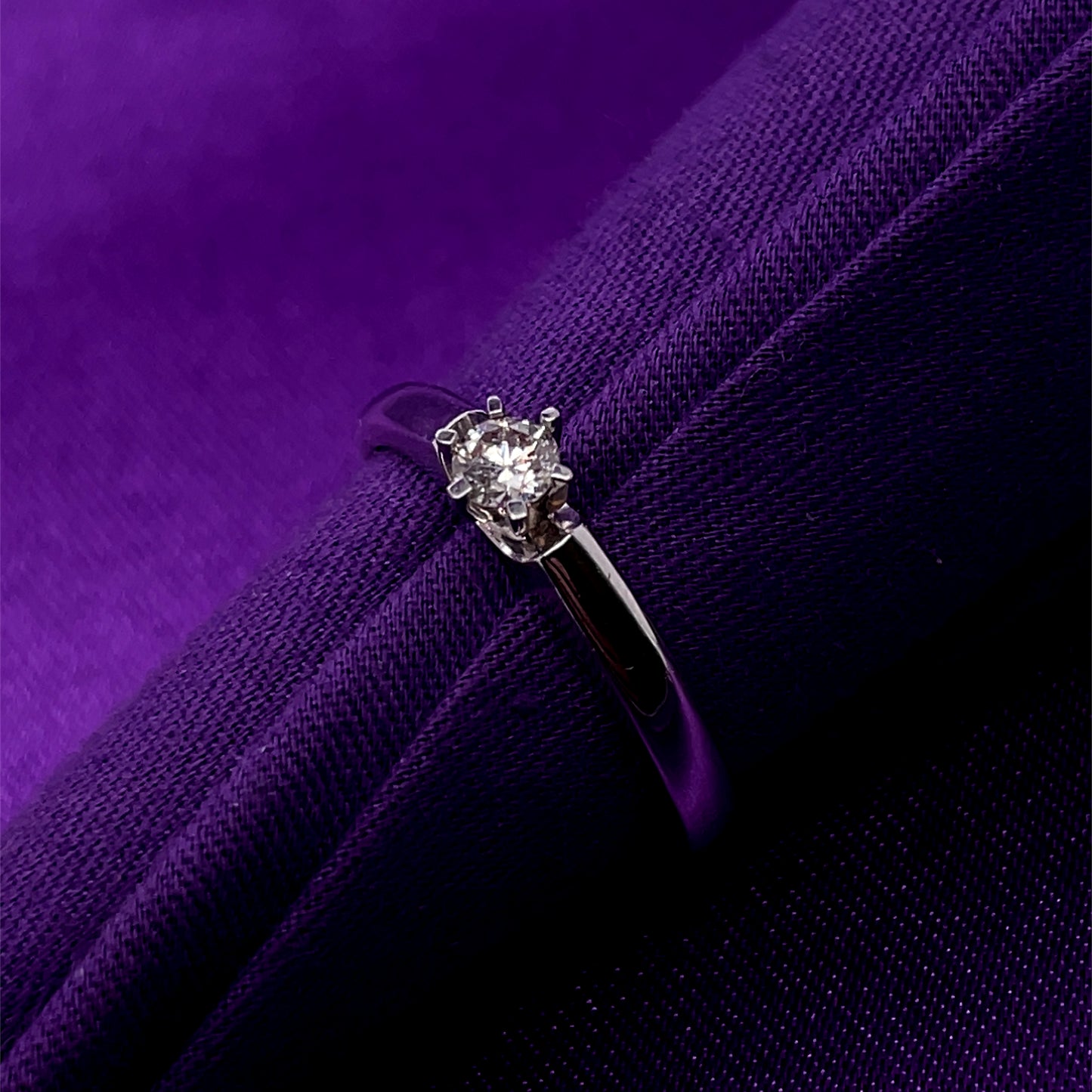 18ct White Gold Diamond Dainty Solitaire Ring Z7/33