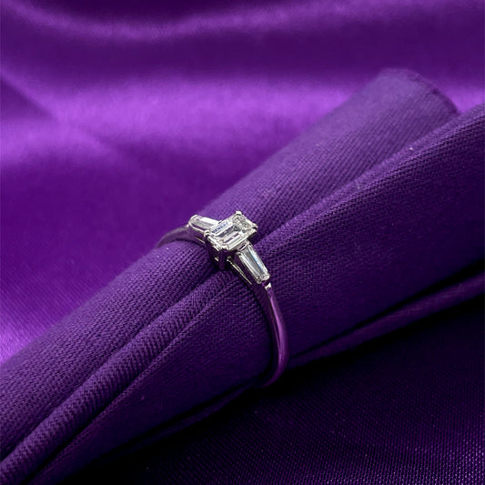 18ct White Gold  Emerald & Baguette Diamond Trilogy 0.65ct Ring Z8/2