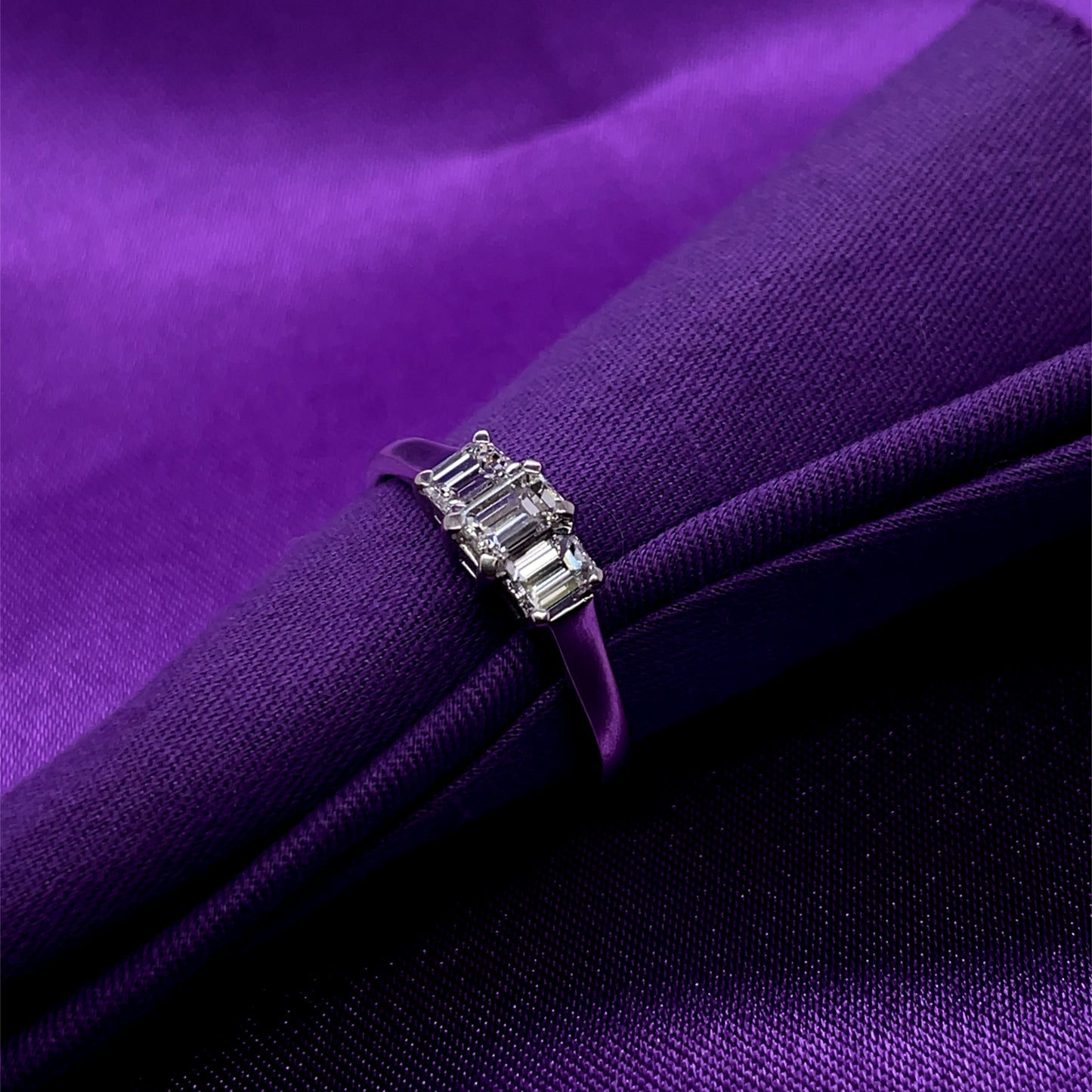 18ct White Gold Emerald-cut Diamond Trilogy 0.85ct Ring Z8/4