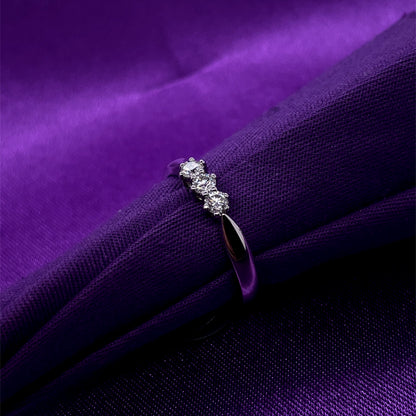 18ct White Gold Diamond Trilogy 0.25ct Ring Z9/25
