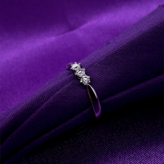 18ct White Gold Diamond Trilogy 0.25ct Ring Z9/25