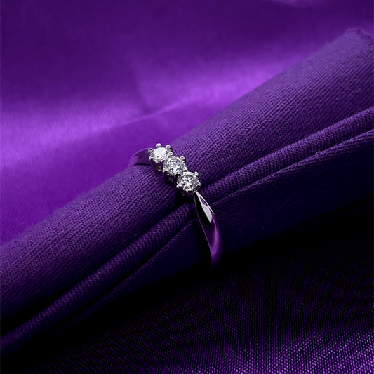 18ct White Gold Diamond Trilogy 0.30ct Ring Z9/26