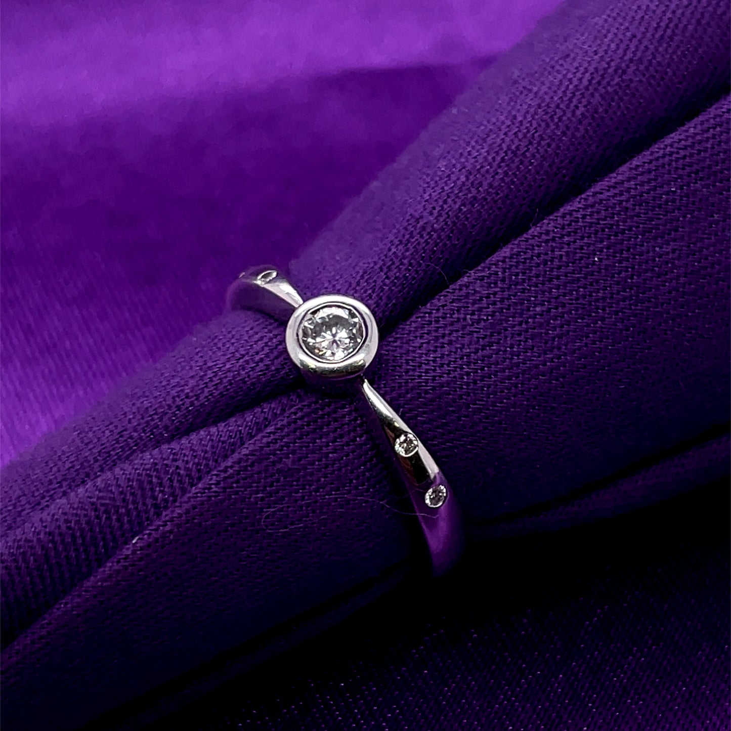 18ct White Gold Diamond Solitaire Engagement Ring Z2/18