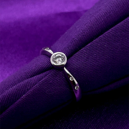 18ct White Gold Diamond Solitaire Engagement Ring Z2/18