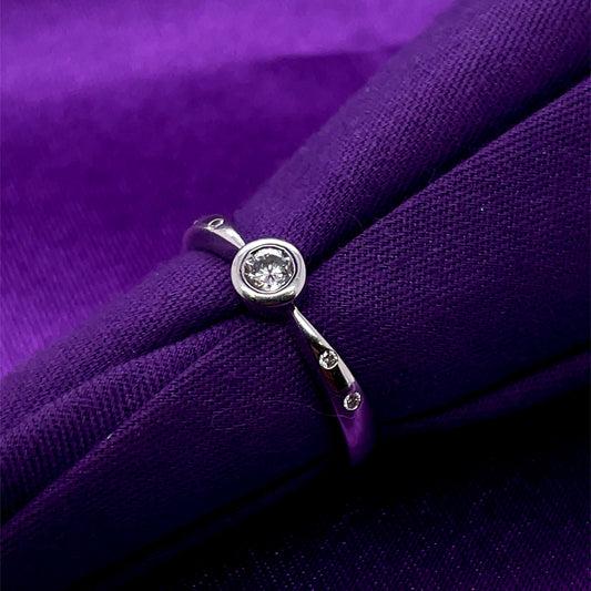 18ct White Gold Diamond Solitaire Engagement Ring Z2/18