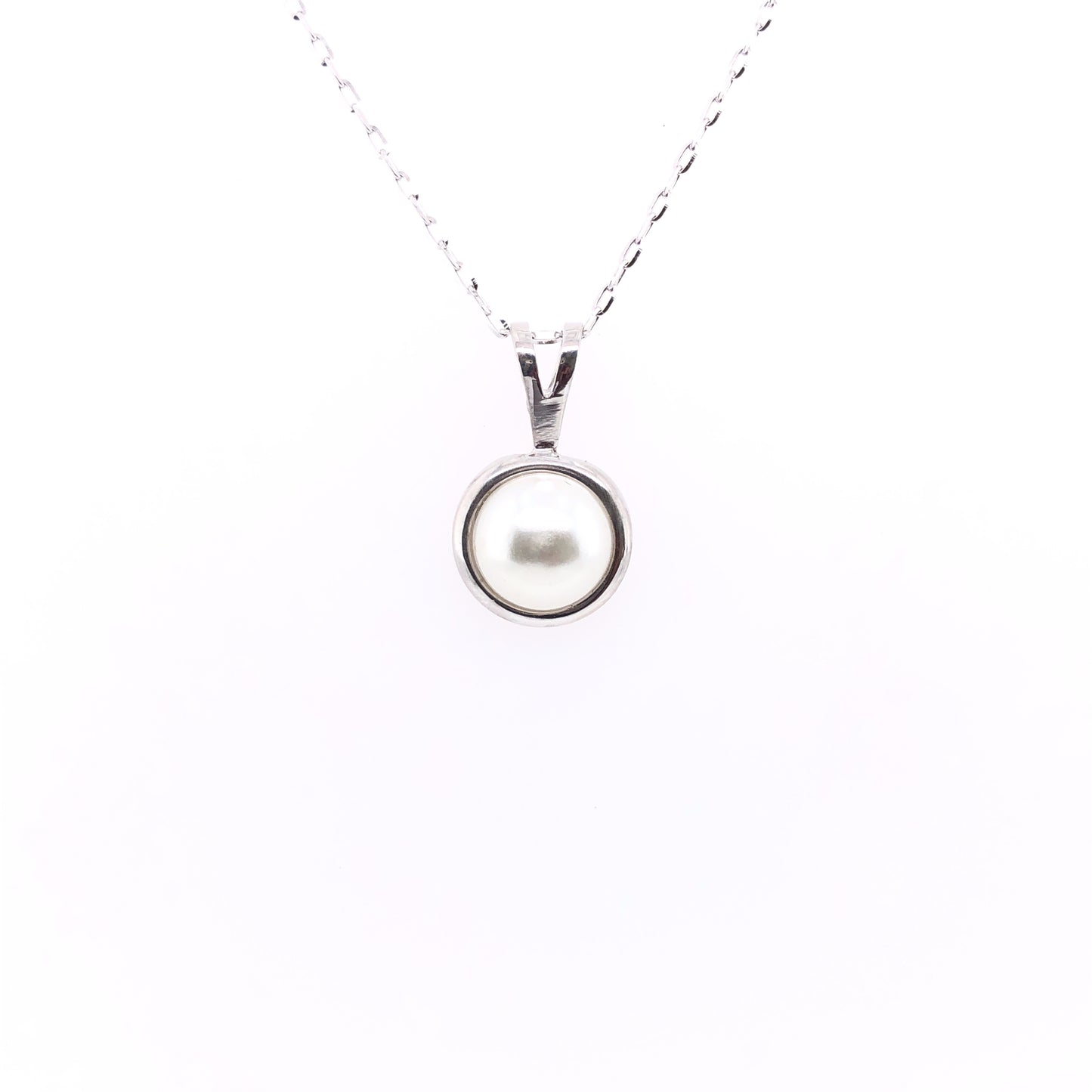 9ct White Gold Pearl Polished Border Pendant